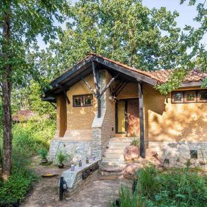 Kanha Earth Lodge